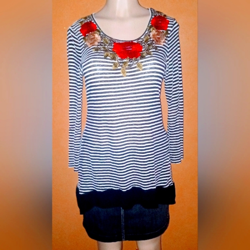 Women's embroidered V Cristina Sheer Size M
